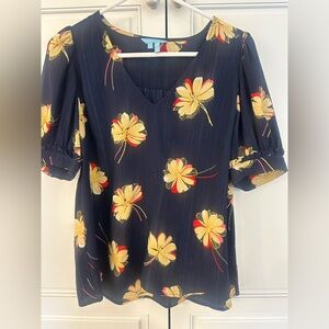 Draper James- Floral Print s/s blouse. Gorgeous fabric. Size Medium. .